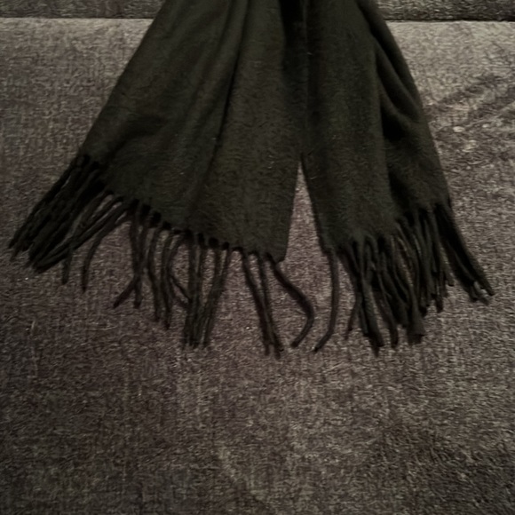 Black scarf - Picture 3 of 3